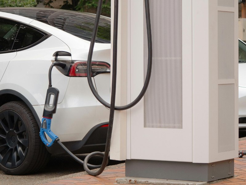 Ciucu propune eliminarea gratuității parcării pentru mașinile electrice: „Oricum parcarea este foarte ieftină în București”