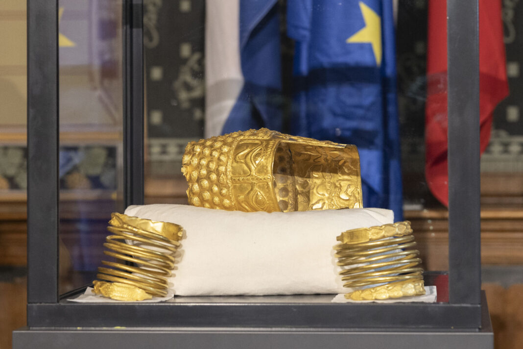 Coiful de la Coţofeneşti şi două brăţări de aur – prezentate la MNIR; de miercuri şi până pe 3 mai, expuse publicului