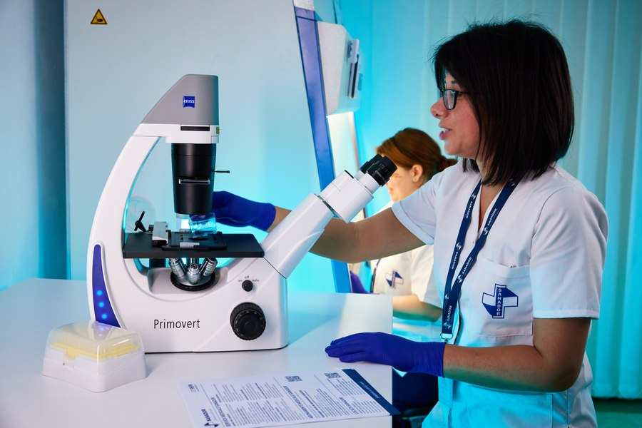 Conf. dr. Viorica Rădoi, medic primar genetică medicală: „Prin testare genetică, tumora își dezvăluie punctele slabe, pe care noi le țintim cu tratamentul. Și asta înseamnă medicină personalizată“