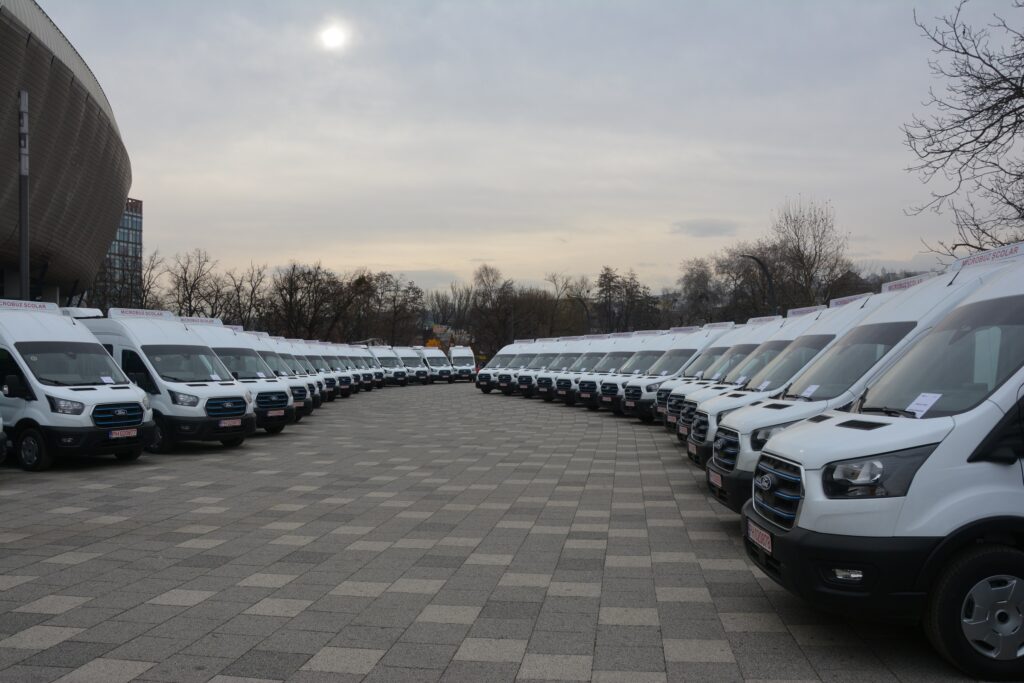 Consiliul Județean Arad a recepționat alte șase microbuze electrice școlare în plin scandal legat de prețul de achiziție al acestora / Prețul pe bucată a scăzut cu 80.000 de euro, în contextul în care Parchetul European a demarat o anchetă în acest caz