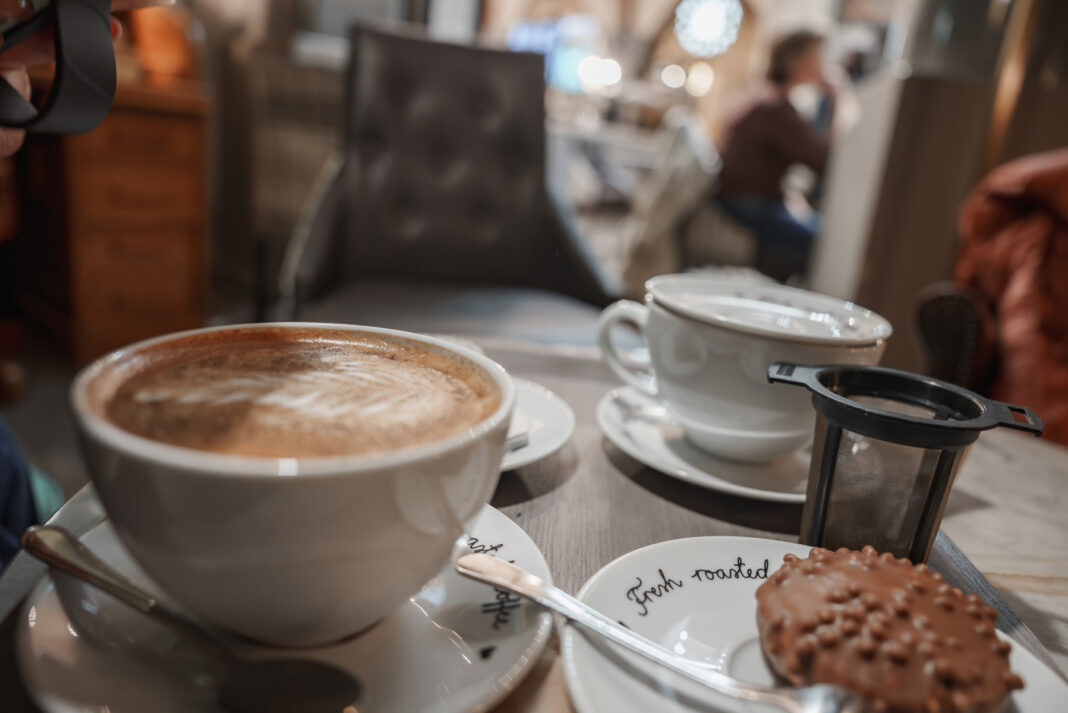 Consumul zilnic de două-trei cafele, asociat cu un risc mai scăzut de afecțiuni de sănătate mintală