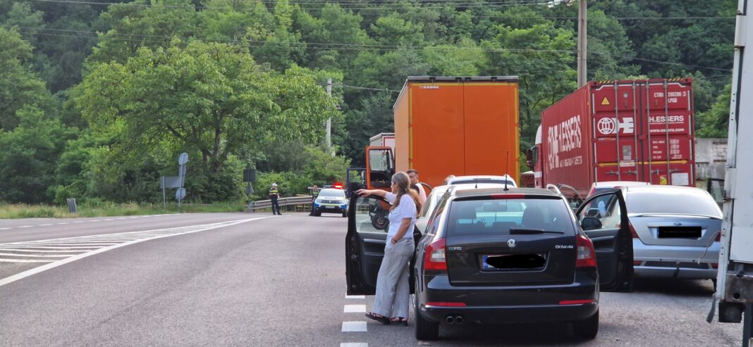 Controale intensificate de sărbători pe Valea Oltului / Poliţiştii se aşteaptă ca 25.000 de vehicule să tranziteze zilnic acest sector de drum