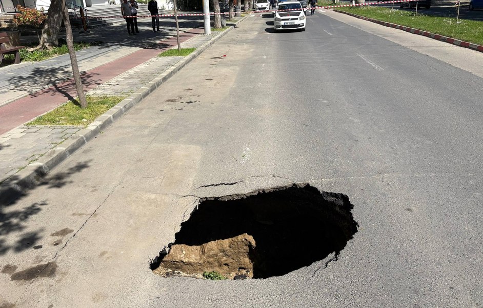 Crater imens pe un bulevard central din Slobozia. Cum a apărut groapa în carosabil