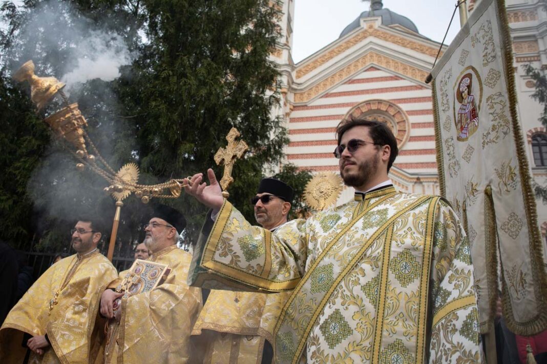 Credincioşii ortodocşi şi greco-catolici sărbătoresc Intrarea Domnului în Ierusalim – Floriile