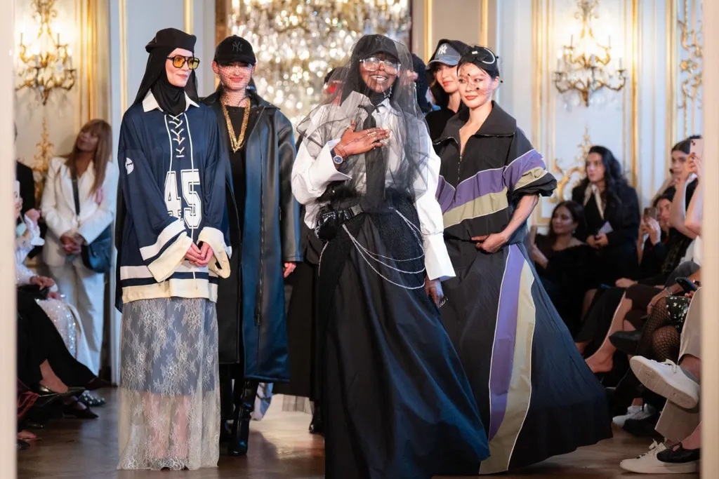 Cum arată Modest Fashion Week, îmbrăcămintea pentru femeile musulmane: hijabul cu cozoroc și burkini, o combinație între burka și bikini
