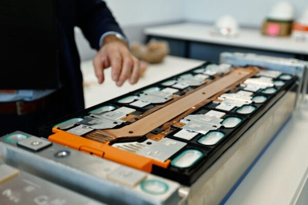 Cum au afectat fabricile de baterii din Ungaria sprijinul acordat pentru FIDESZ / În plină campanie s-a aflat că muncitorii ar fi putut inhala substanțe chimice cancerigene în cantități care depășesc limita admisă de 100 de ori – studiu