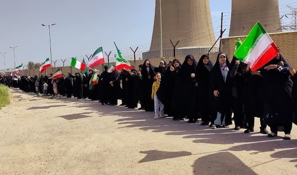 Cum își protejează iranienii infrastructura critică: lanțuri umane s-au format la centrale electrice şi pe poduri