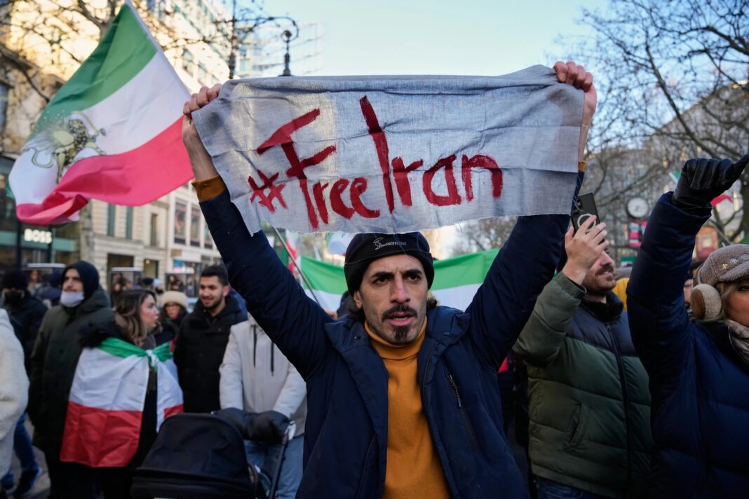 Cum s-a negociat armistițiul dintre SUA și Iran: Khamenei ar fi aprobat negocierile prin mesaje transmise de curieri