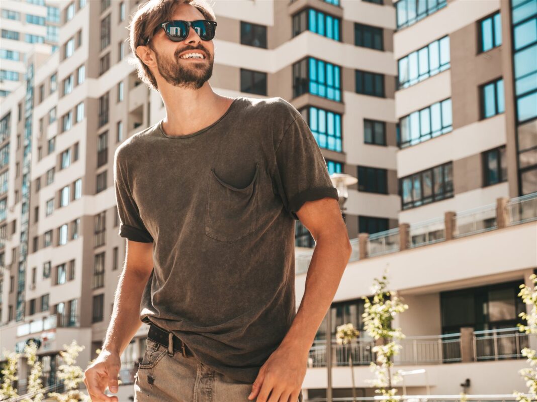 Cum să asortezi cele mai versatile tricouri barbati în ținute casual