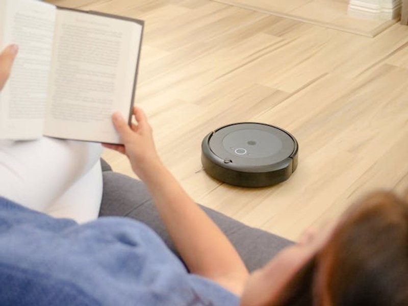 Cum se măsoară performanța în curățenie: aspiratoare verticale versus aspiratoare robot