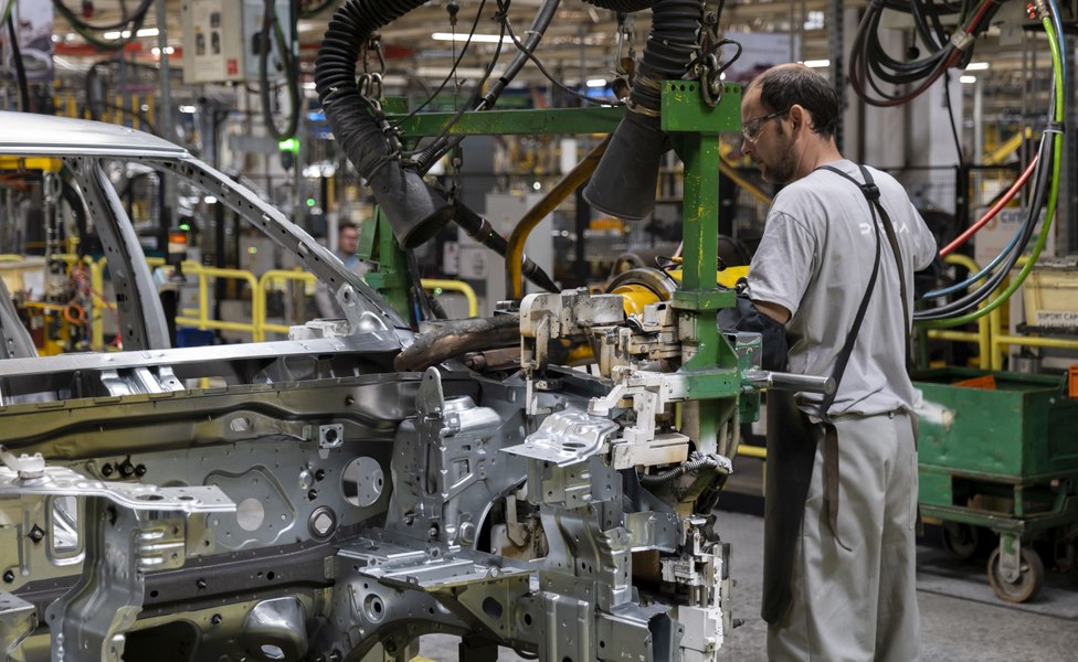 Cutremur la proprietarul Dacia: 2.400 de posturi dispar în următorii doi ani, iar România intră în zona de risc