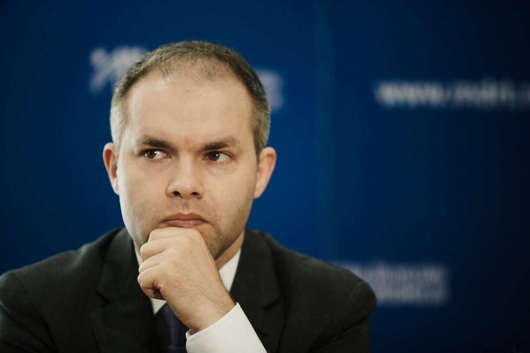 Daniel Funeriu critică manualele românești: E școală, nu spectacol. Elevii sunt sufocați vizual