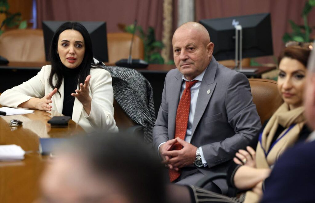 Deputatul PSD Petre Emanoil Neagu a trecut la Grupul parlamentar al PNL, după ce PSD i-a retras sprijinul premierului: „Ce am rezolvat, eu asta nu înţeleg, ce am rezolvat în momentul acesta” / Neagu a avut trei mandate la șefia CJ Buzău