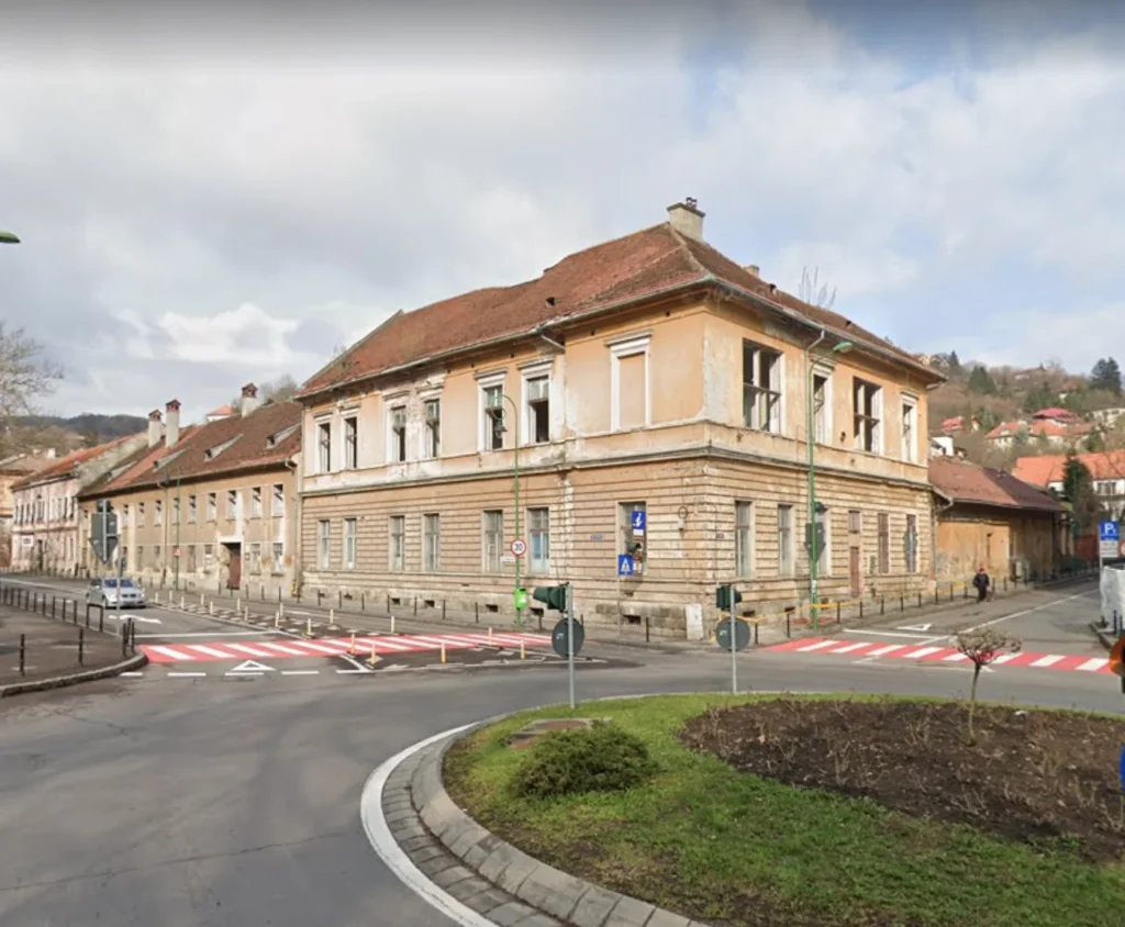 Descoperire macabră la fostul Spital de Dermato-Venerice din Centrul Brașovului: Resturi de cadavre și un bebeluș în formol / Au fost găsite într-un subsol greu accesibil