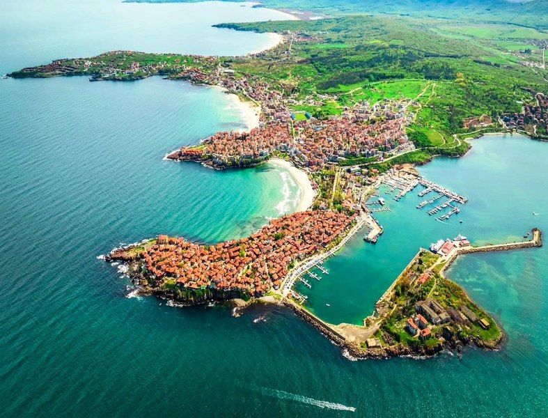 Destinația turistică europeană „superbă” și puțin aglomerată, asemănătoare Coastei Amalfi. Este mult mai ieftină
