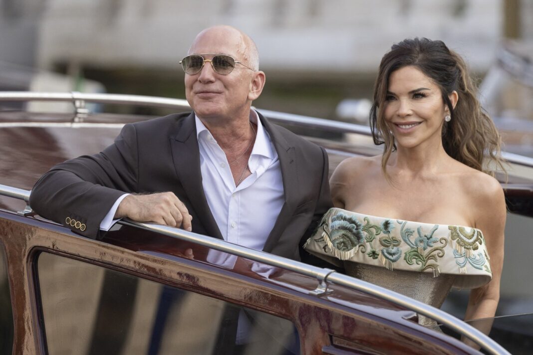 „Diavolul se îmbracă de la Prada 2” îi ironizează pe Jeff și Lauren Bezos, cuplul influent care finanțează Gala Met