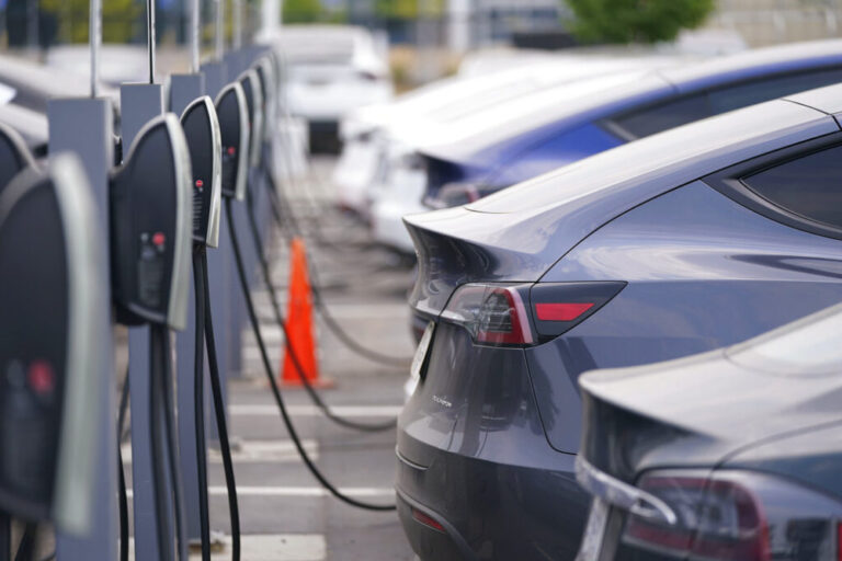 Doar mașinile electrice vor mai beneficia de parcare gratuită în București