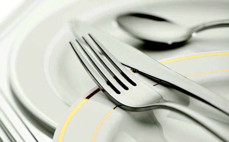 Doi bărbați au furat platourile, farfuriile, paturile și scaunele dintr-un hotel din Băile Herculane / Obiectele au fost recuperate