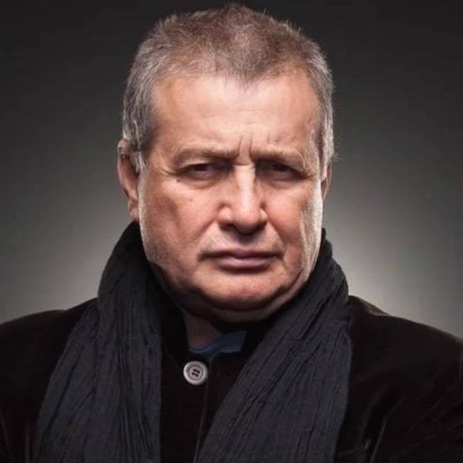 Dolj: Anchetă a Poliţiei, după ce o casă a lui Mircea Dinescu ar fi fost incendiată; poetul a depus plângere (surse)