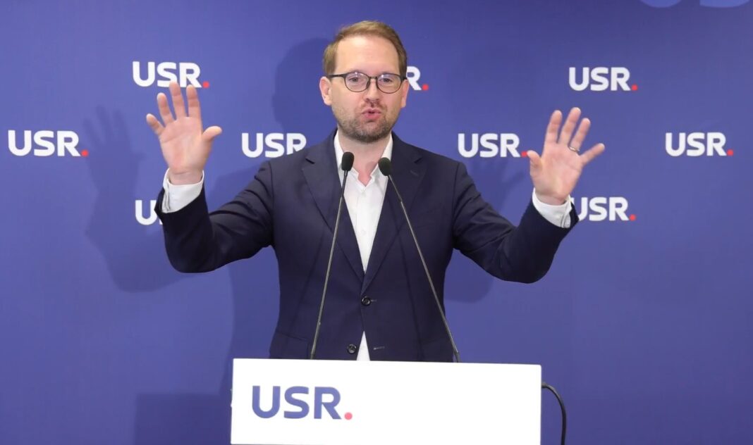 Dominic Fritz: Noi rămânem pe baricade. USR va rămâne alături de premierul în funcție în această luptă. Menționez cât de mare e miza să pierdem 26 de miliarde de euro