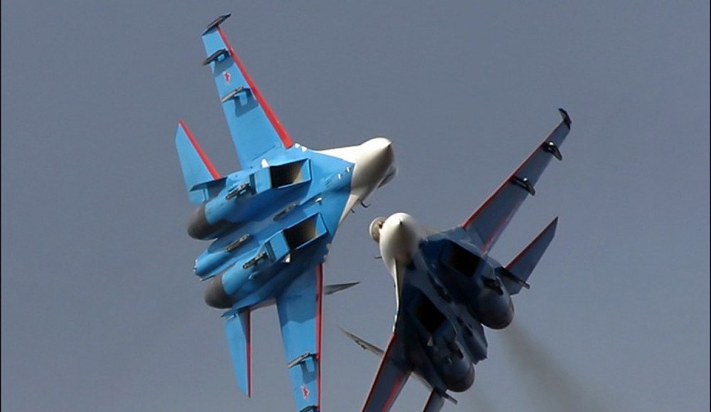 Două avioane de vânătoare s-au ciocnit în zbor. Piloții aflați la bord făceau fotografii