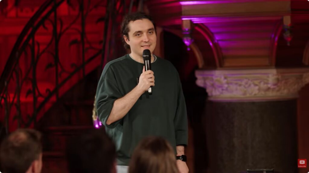 Dragoș, comediantul român care face glume în engleză / Alți comici români îi calcă pe urme: Victor Pătrășcan, stabilit la Londra, Bianca Lala și Luana Matei la Amsterdam – reportaj Le Monde