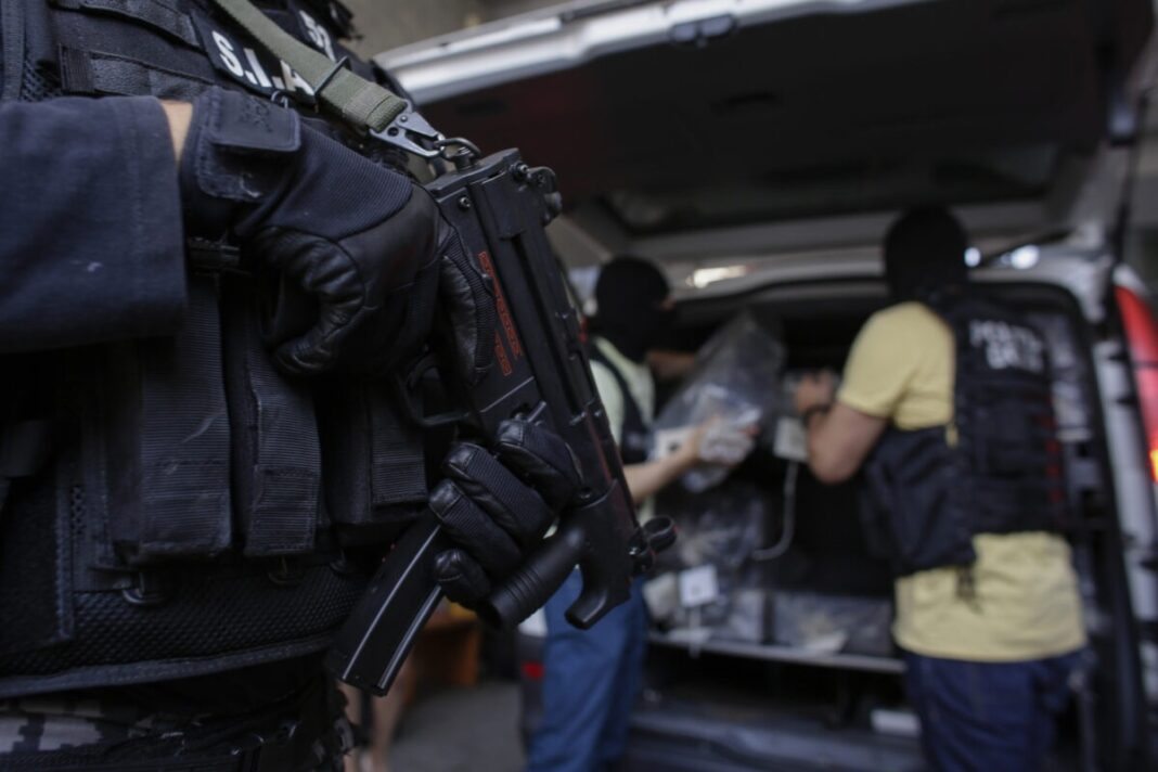 Droguri vândute elevilor de 15 ani: Percheziții ale procurorilor DIICOT în trei județe