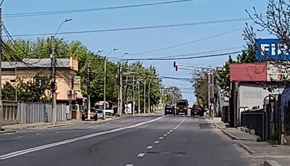 Drona căzută în Galați a fost ridicată și e transportată spre locul detonării. Peste 300 de persoane au fost evacuate de pe traseul deplasării