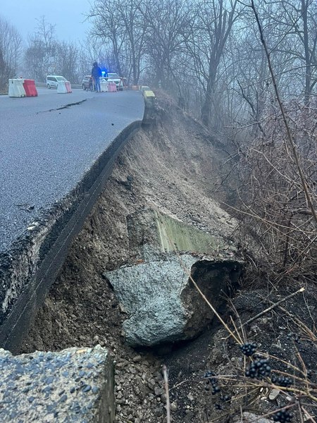 Drum surpat și abandonat. Șoseaua care leagă Câmpina de DN1 e închisă de trei luni, iar consolidarea nici n-a început: „Au spus că va fi gata până la Paște. N-au spus care Paște”