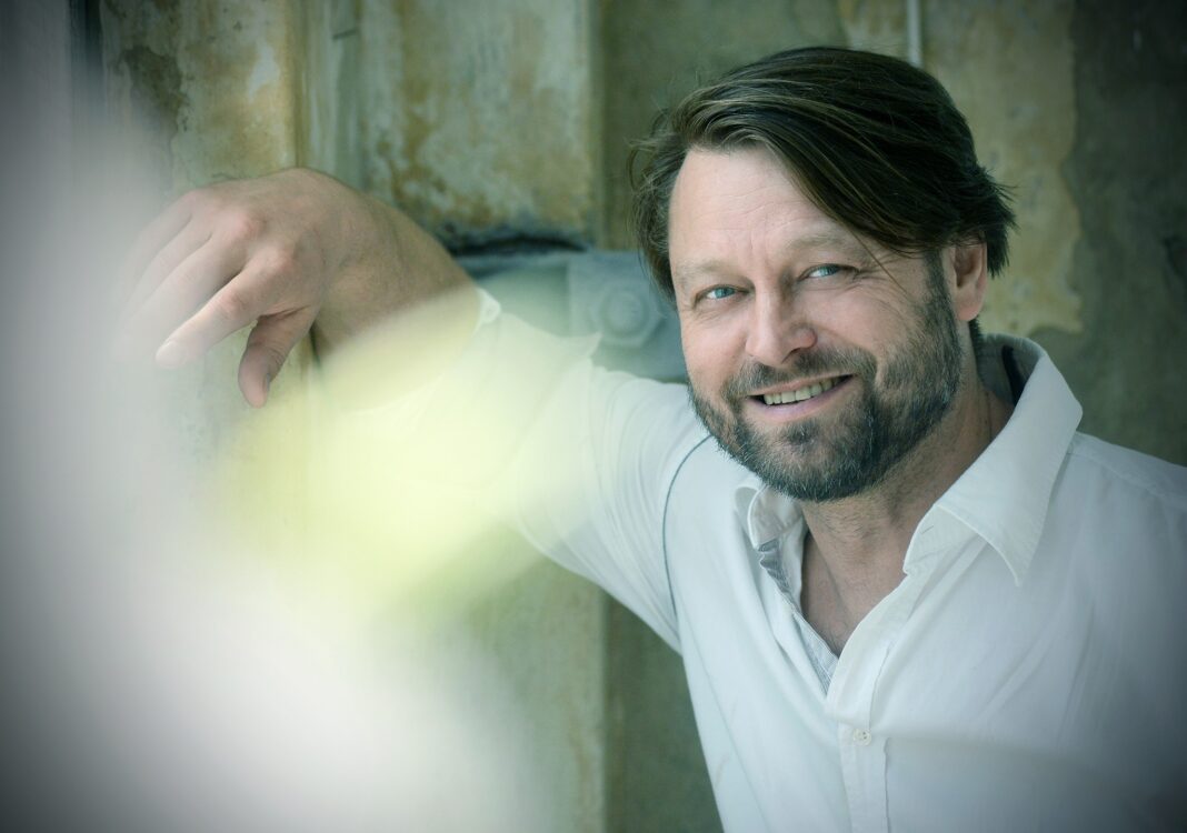 După prima organizație „Tisza Sziget” din Transilvania, se înființează și un partid / Partidul Unității Maghiare din România / ”Așteptarea a luat sfârșit. Am pus bazele. Mâine vom dezvălui toate detaliile”