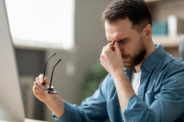 Ești obosit sau ochii tăi sunt obosiți? Semnele pe care le confunzi și ce ai de făcut