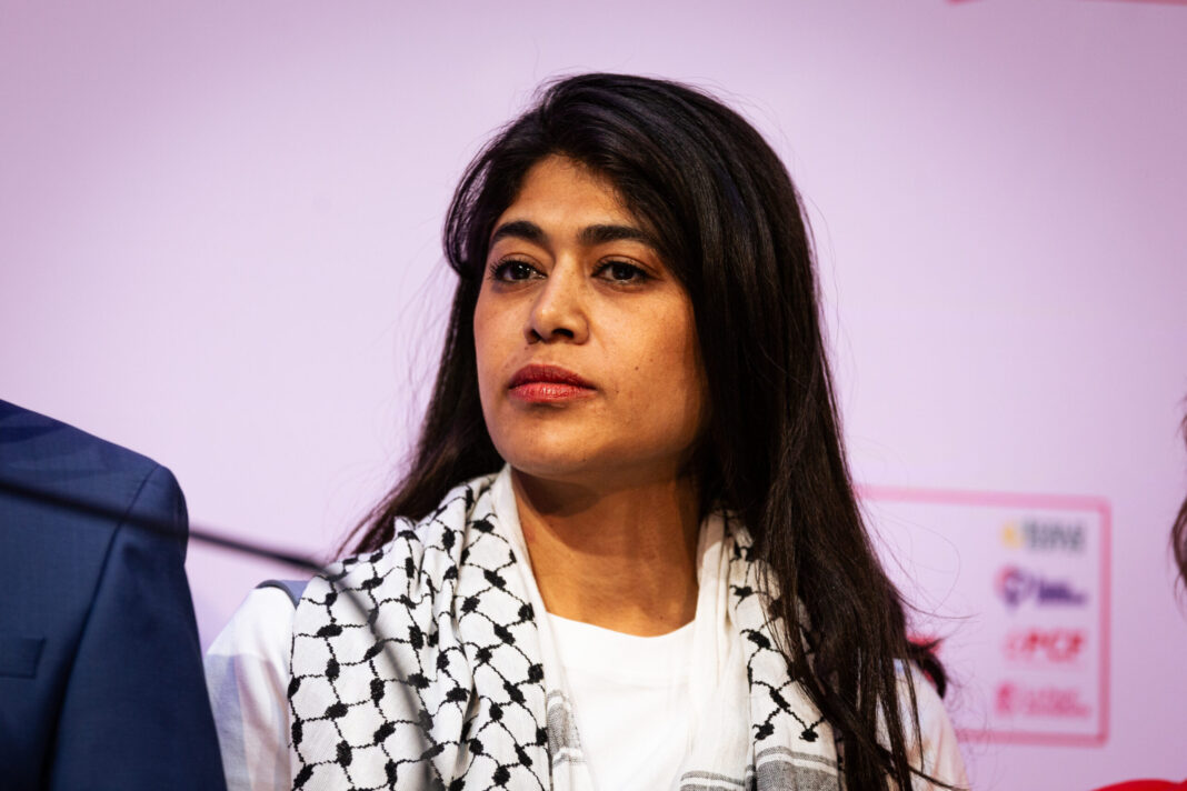 Eurodeputata Rima Hassan de la partidul francez de extremă stânga LFI a fost plasată în arest preventiv pentru apologia terorismului