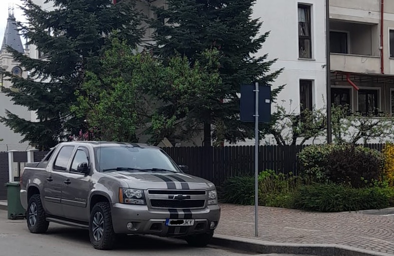 EXCLUSIV / Șeful Inspecției Fiscale din Iași ar fi condus timp de patru ani un Chevrolet de 6.000 mc scutit de impozit / Mașina era înmatriculată pe numele tatălui său de 86 de ani, care are permisul expirat din 2023 și handicap grav / Este și auditor financiar la firme controlate de fiul său