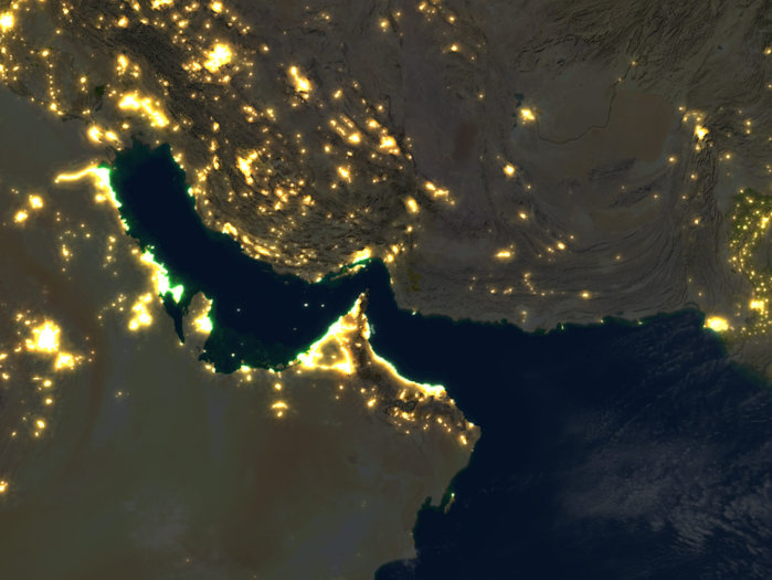 Exportatorii de petrol din Orientul Mijlociu caută rute alternative la Strâmtoarea Ormuz, dar acestea sunt greu de găsit. Conductele de petrol din Arabia Saudită şi Emiratele Arabe Unite transportă de patru ori mai puţin petrol decât era posibil prin Ormuz