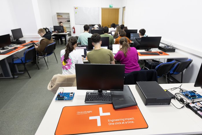 Facultatea de Automatică şi Calculatoare din Bucureşti va avea laboratoare noi, cu mobilier şi echipamente moderne, o investiţie de peste 30.000 de euro făcută de o firmă din IT