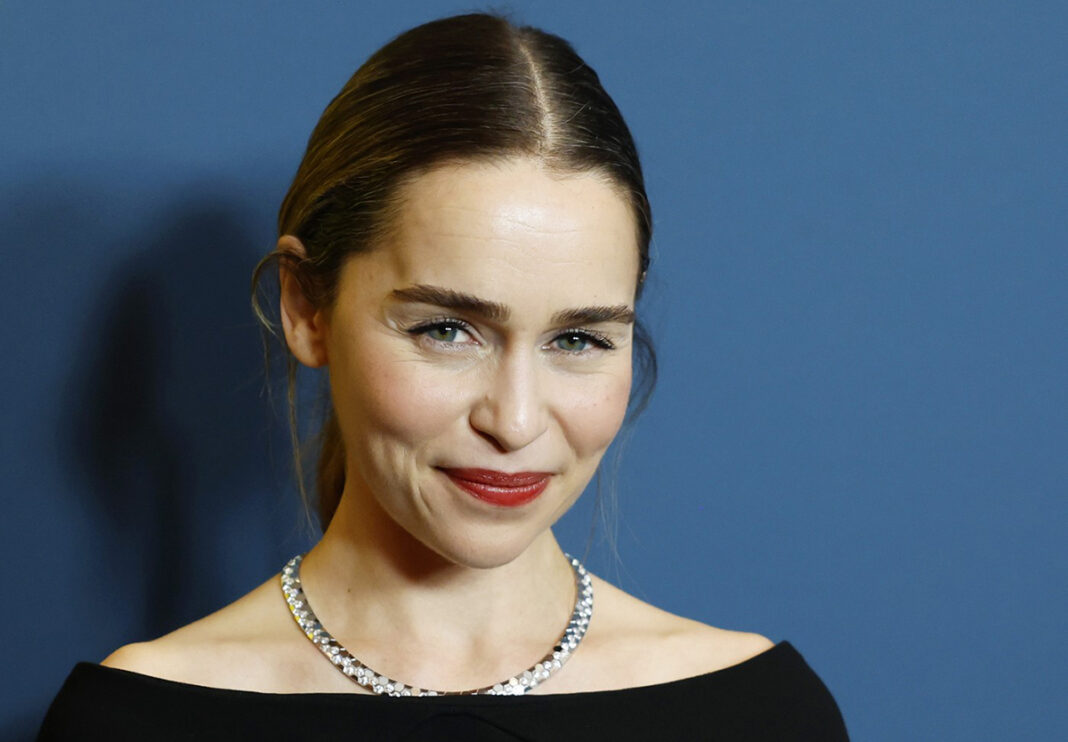 Filmul de groază „When Darkness Loves Us”, cu Emilia Clarke și Victoria Pedretti, va fi lansat la Cannes prin intermediul Cornerstone