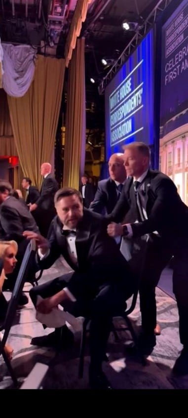 Focuri de armă la dineul presei de la Washington: Trump evacuat de urgență, suspect reținut