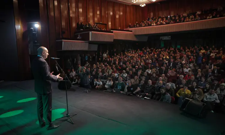 Fostul președinte al Bulgariei Rumen Radev este marele câștigător al alegerilor parlamentare. Este un prieten al Rusiei și un eurosceptic, care va trebui să ajungă la o înțelegere cu Uniunea Europeană.