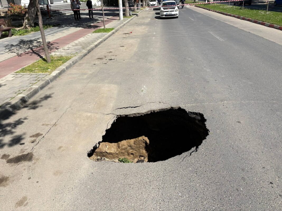 FOTO Asfaltul „cedează” în Slobozia: o gaură căscată pe Bulevardul Unirii, traficul dat peste cap