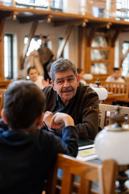 FOTO Elevi și personalități, colegi de bancă la o „Oră de caligrafie” dedicată scrisului de mână în era digitală / ”Într-o vreme în care AI generează texte instant, scrisul de mână construiește gândirea”