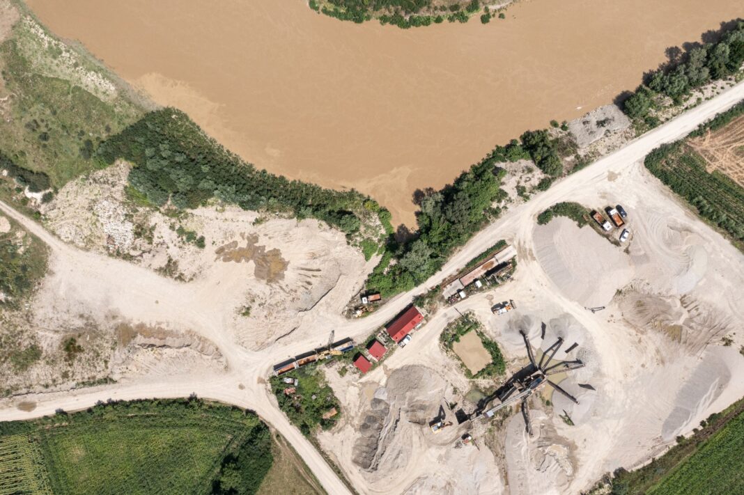 FOTO | „Găuri negre” în Olt: gropi uriașe din exploatări ilegale de nisip și pietriș (balastiere), vizibile din satelit, acuză ministra Mediului