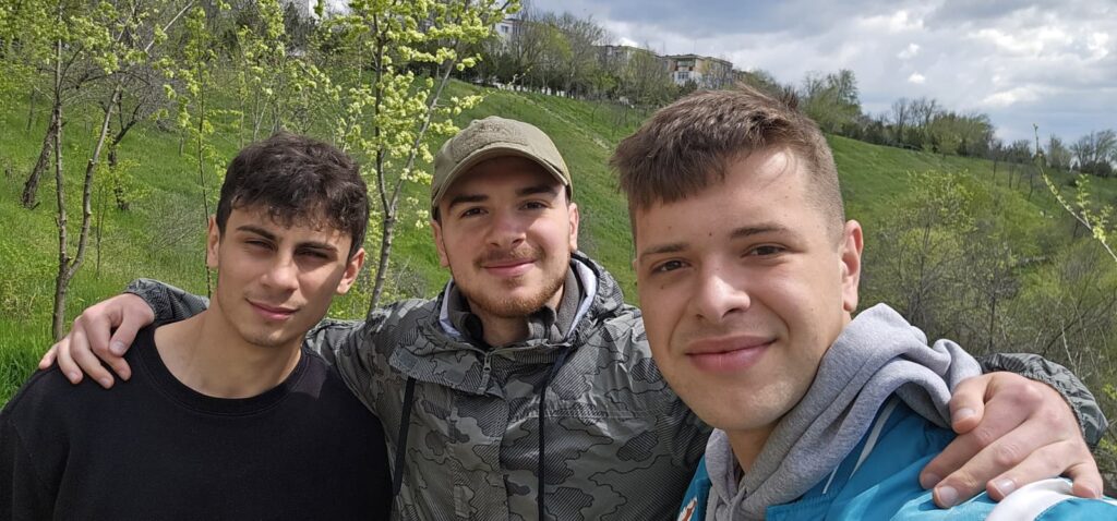 FOTO În Vinerea Mare, trei prieteni au curăţat parcul din Galaţi unde au copilărit