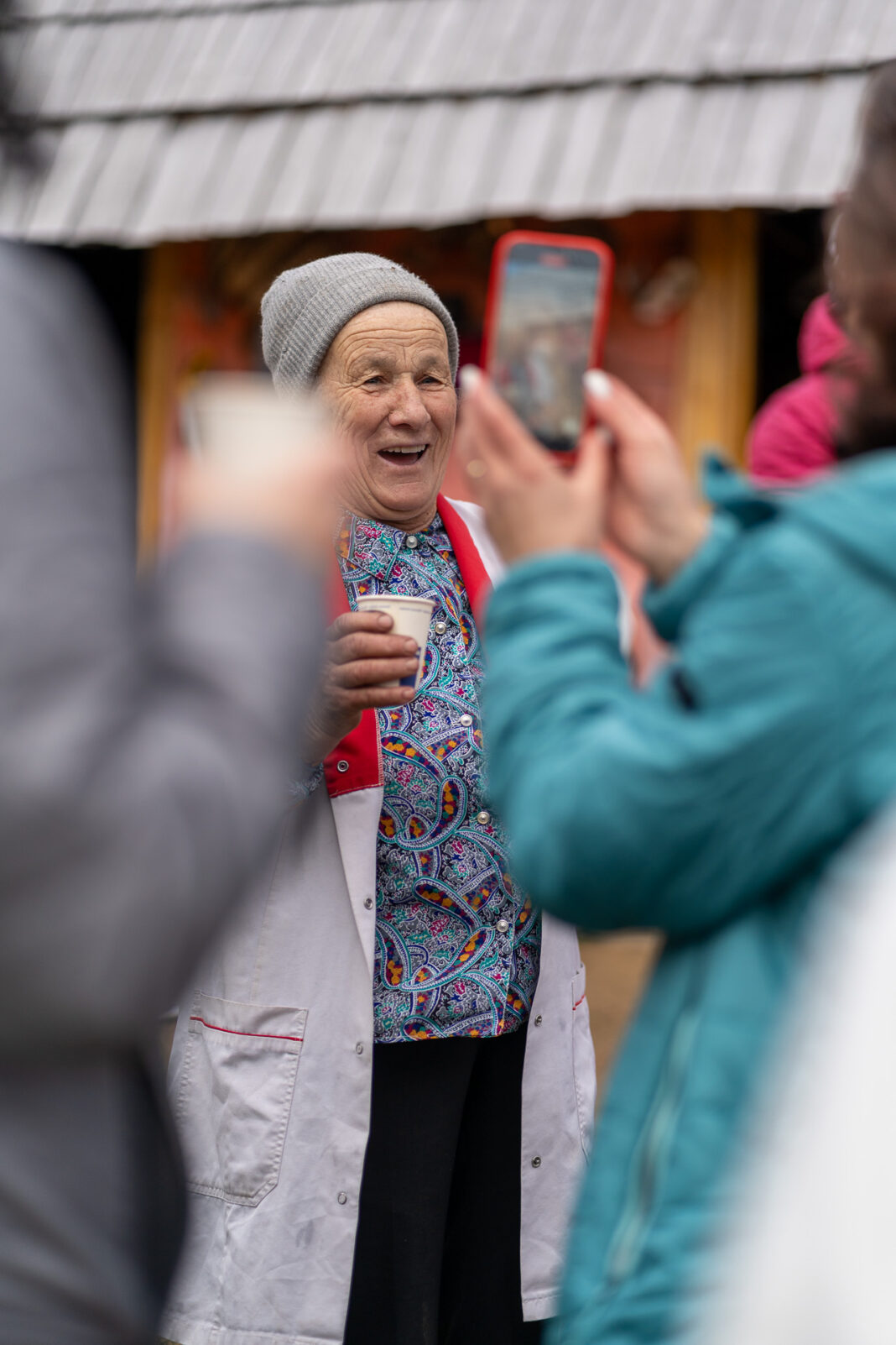 FOTO Maria Hoadrea, bunica – reper pentru turiștii care ajung în Țara Colibelor, în Sibiu / „Le fac tocană cu cartofi, afumătură și cârnați de casă. Pun pe masă și sticle cu rachiu și vișinată” / ”Înainte vreme nu vedeai oameni cu săptămânile. Stam doar cu Dumnezeu, acolo, în munte”
