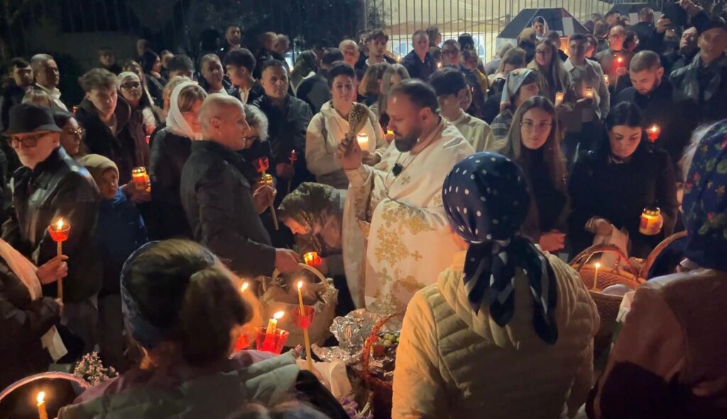 FOTO Paște în Italia: „Dacă ne-am născut în tradiția asta, eu cred că în orice loc din mondo, ar trebui menținută” / Peste o mie de românii s-au adunat la Bergamo, pentru a lua lumină