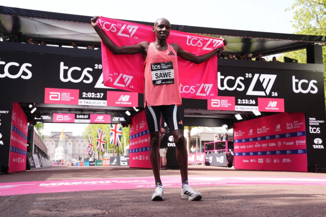 FOTO Record istoric la Maratonul de la Londra: Sabastian Sawe, primul om care coboară sub două ore într-un maraton, într-o cursă cu 59.000 de participanți și condiții meteo ideale