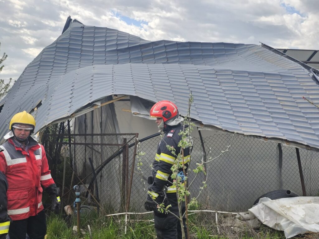 FOTO VIDEO Furtunile fac ravagii în țară: un mort, mai mulți răniți și peste 35.000 de oameni fără curent