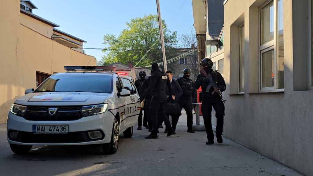 FOTO VIDEO: Momentul în care șeful adjunct al spionilor moldoveni iese din arestul central pentru a fi predat autorităților din Republica Moldova / Alexandru Bălan va trece prin Vama Albița