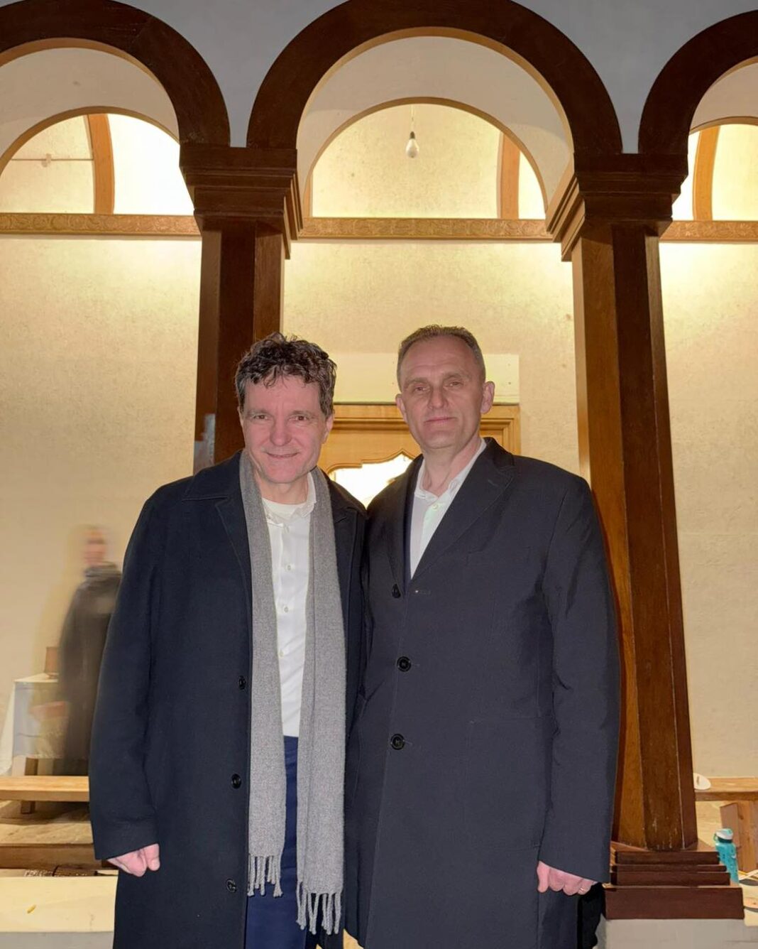 FOTOGALERIE | Nicușor Dan, împreună cu șeful PSD Prahova la mănăstire, în Vinerea Mare. Președintele a mers la Cornu, reședința lui Adrian Năstase