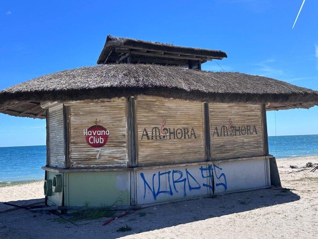 FOTOREPORTAJ Cum arată sudul litoralului înainte de 1 Mai: Între obloane închise și pregătiri pe ultima sută de metri