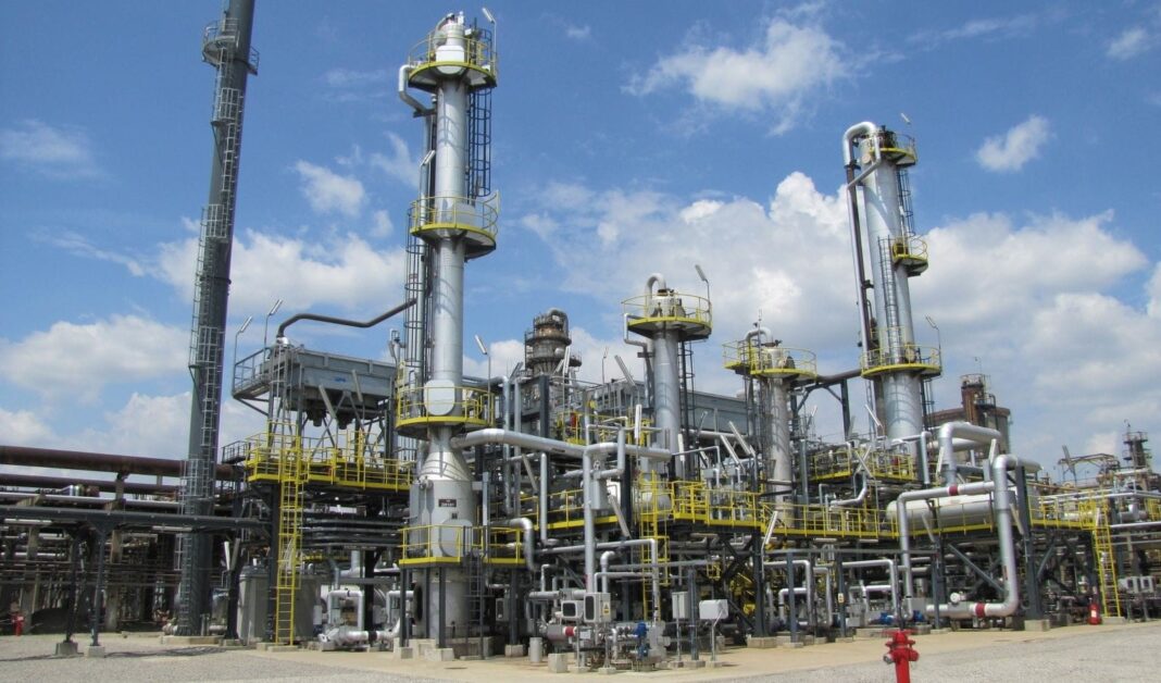 Franţa cere Comisiei Europene să investigheze marjele de profit ale rafinăriilor pentru a preveni abuzurile de preț